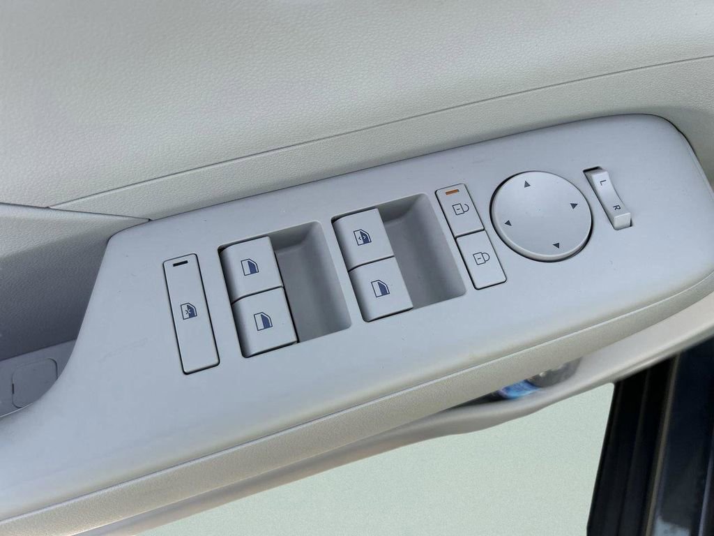 New 2026 Hyundai Kona SE image 19