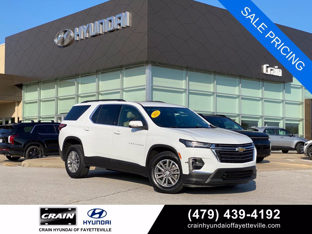 Used 2023 Chevrolet Traverse LT w/ Rear Camera Mirror Package FWD image 1