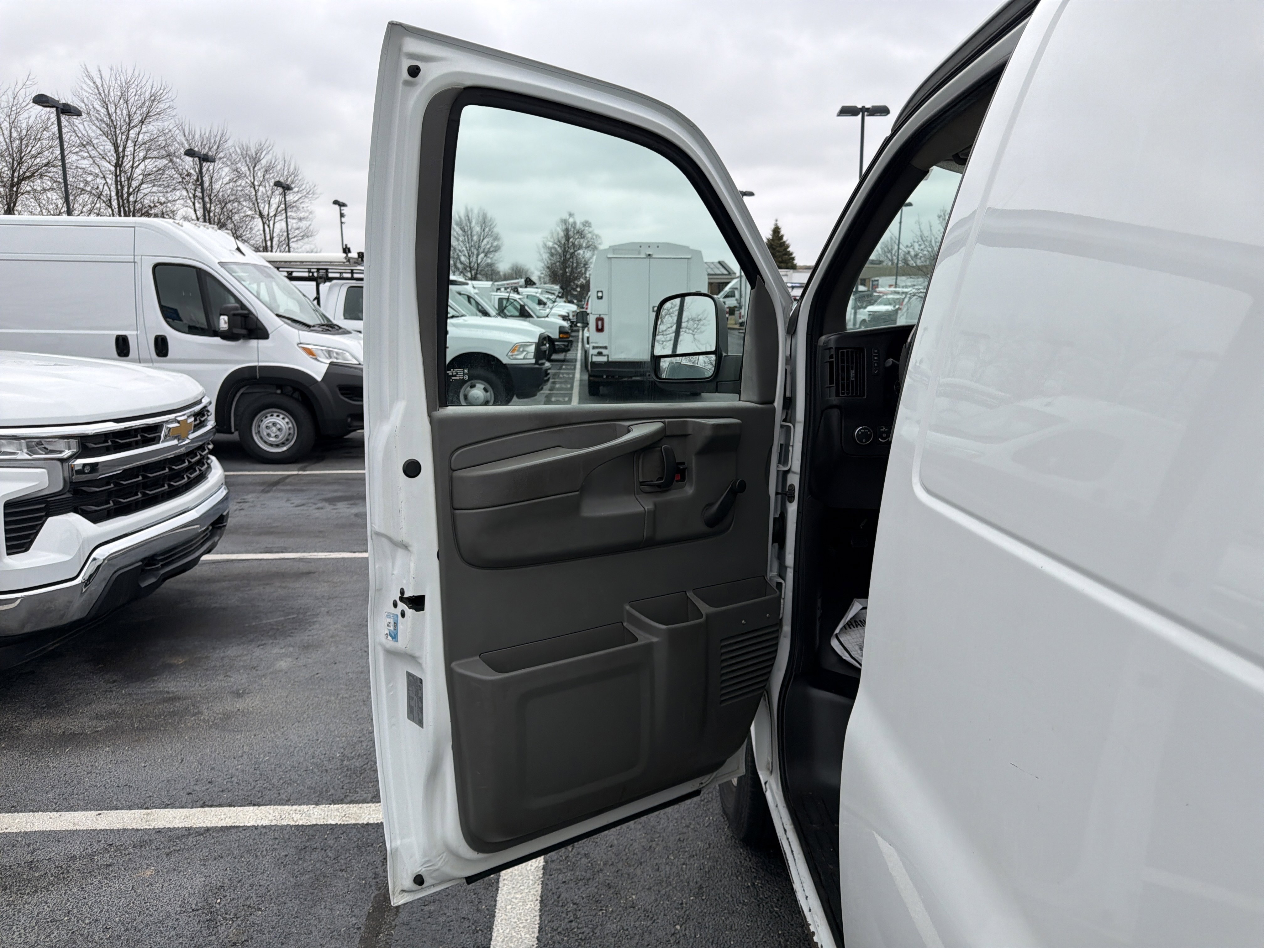 Used 2010 Chevrolet Express 2500 image 10