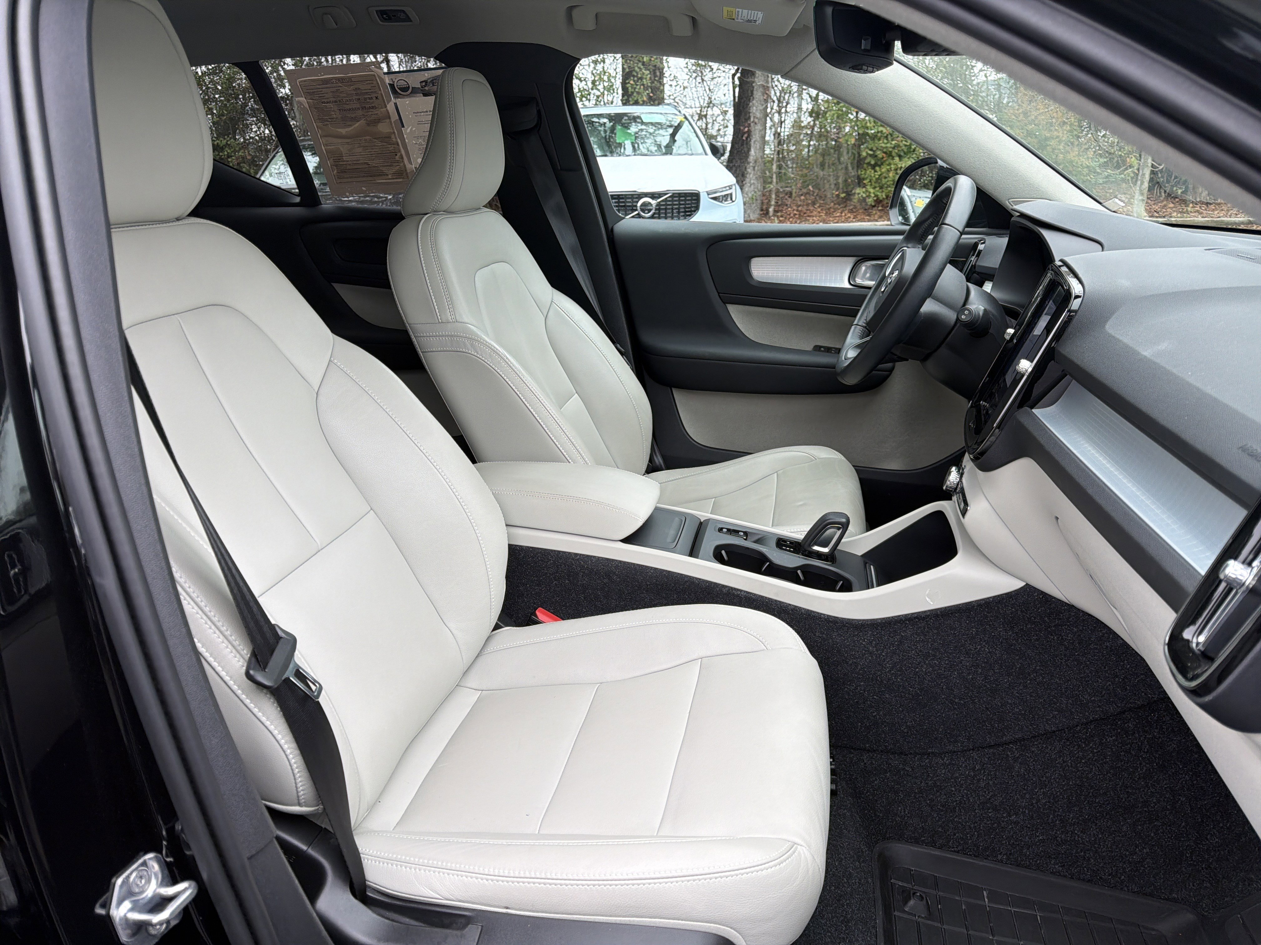 Used 2020 Volvo XC40 T5 Momentum w/ Protection Package Premier image 35