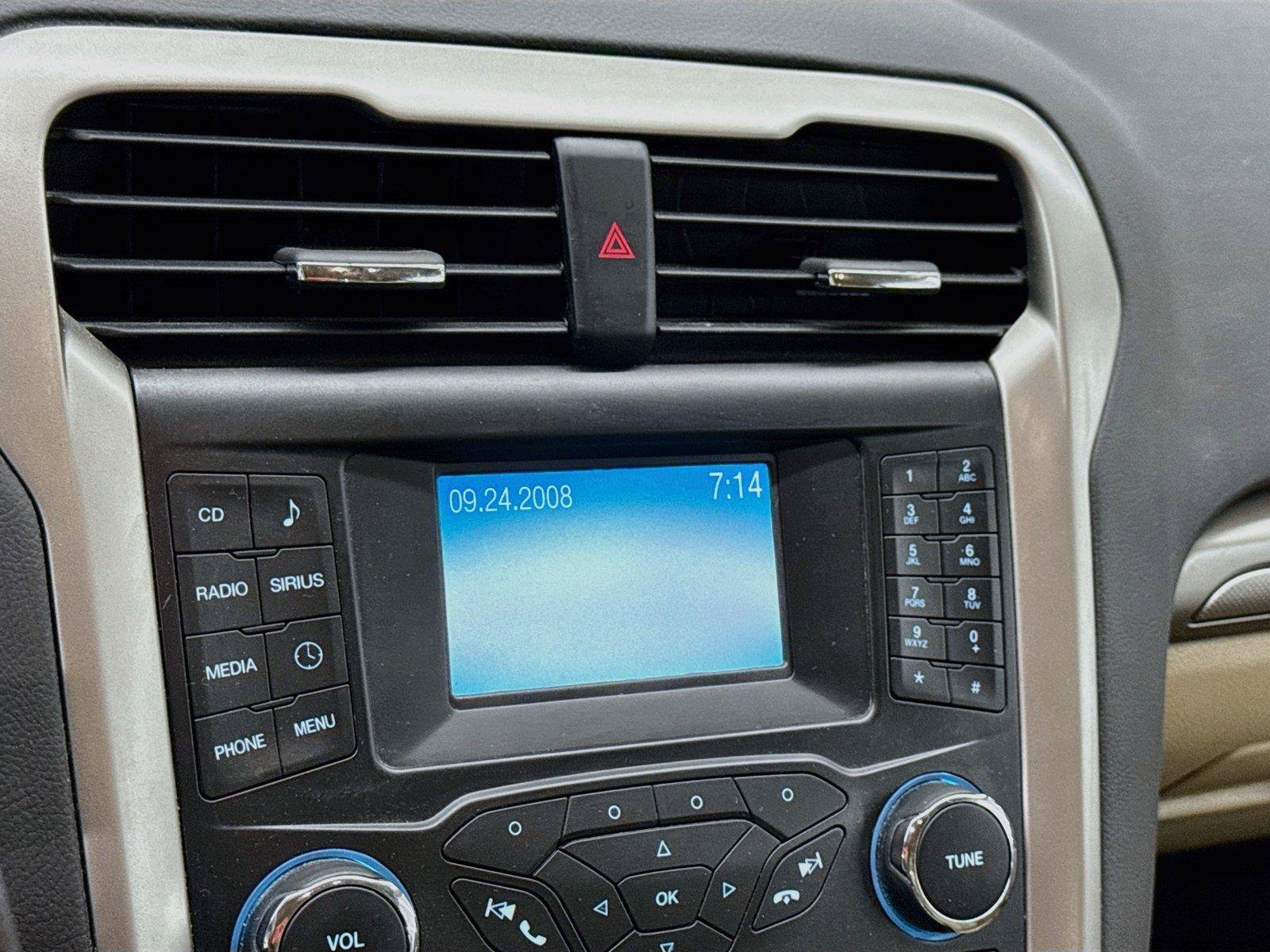 Used 2014 Ford Fusion SE FWD image 4
