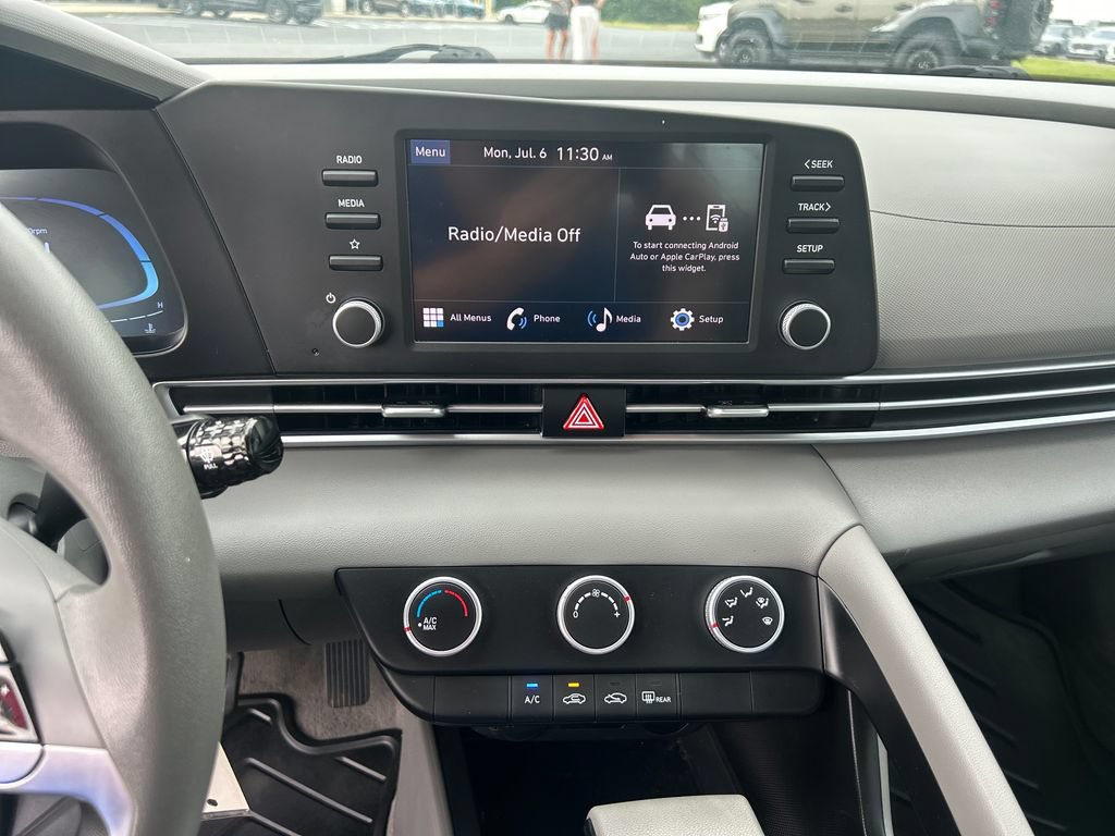 Used 2024 Hyundai Elantra SE FWD image 17