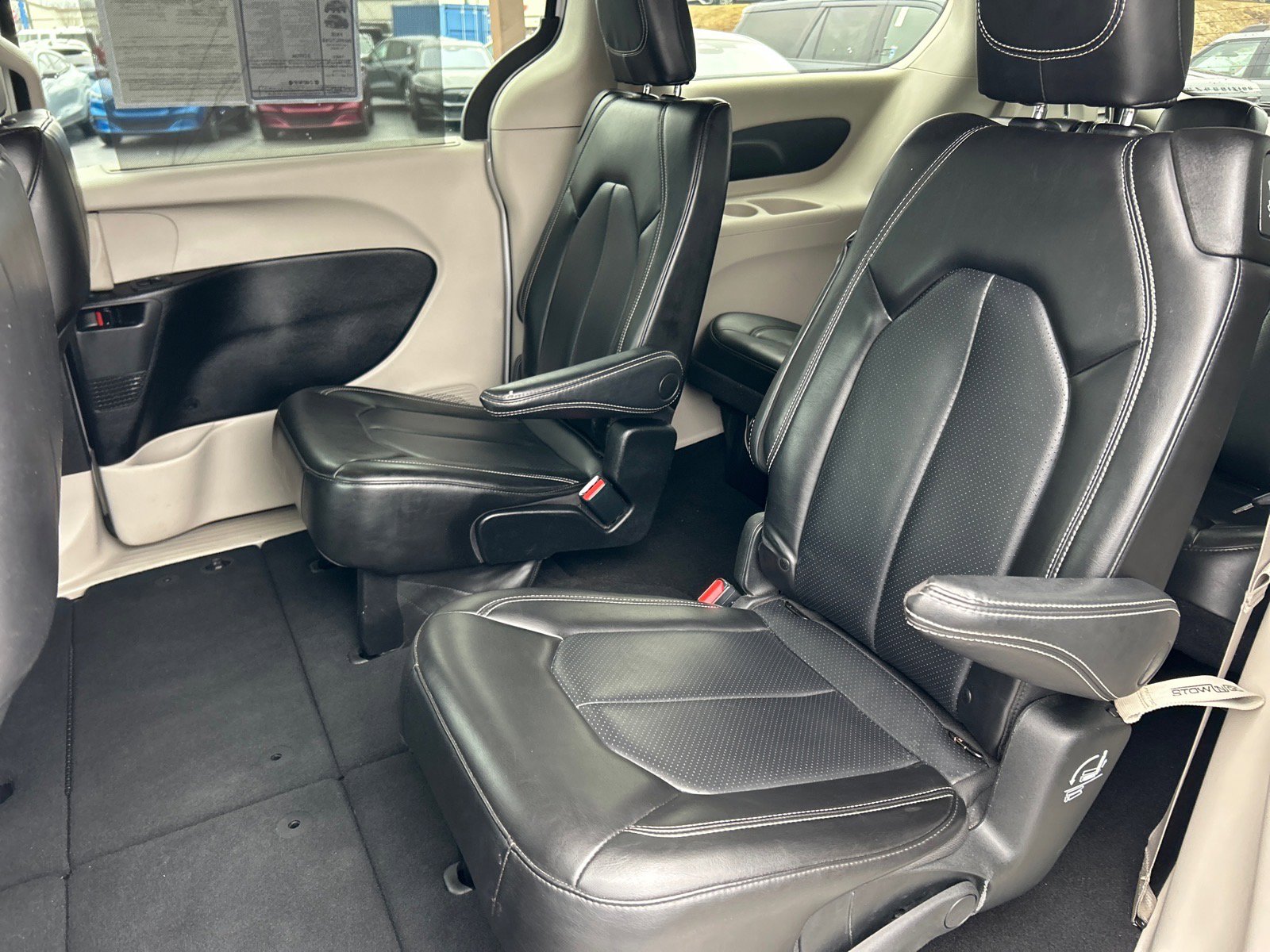 Used 2023 Chrysler Pacifica Touring-L image 9