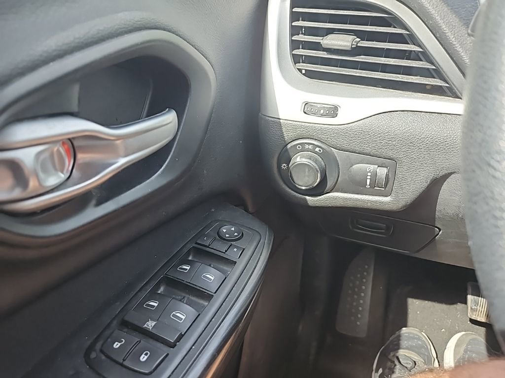 Used 2014 Jeep Cherokee Sport image 23