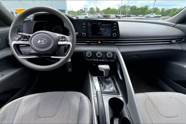 Used 2021 Hyundai Elantra SE FWD image 7
