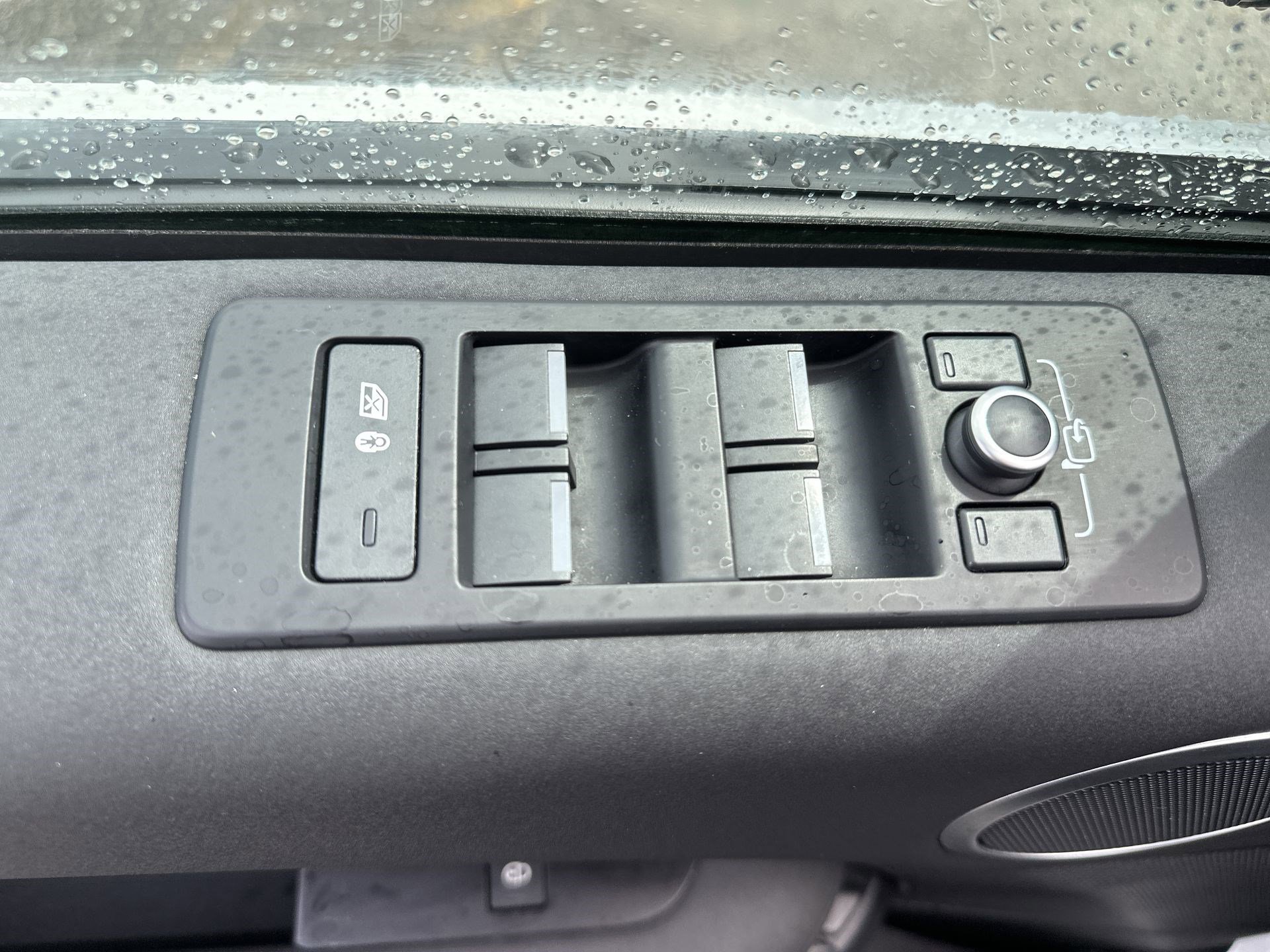 Used 2020 Land Rover Discovery SE image 15