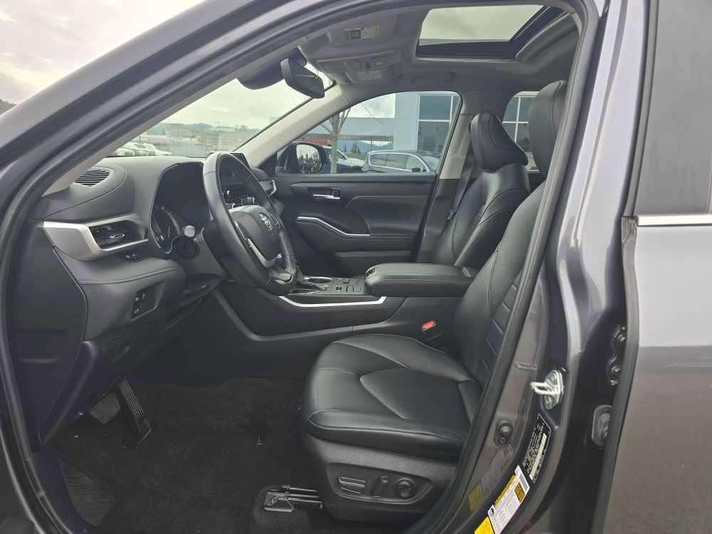 Used 2023 Toyota Highlander XLE image 9