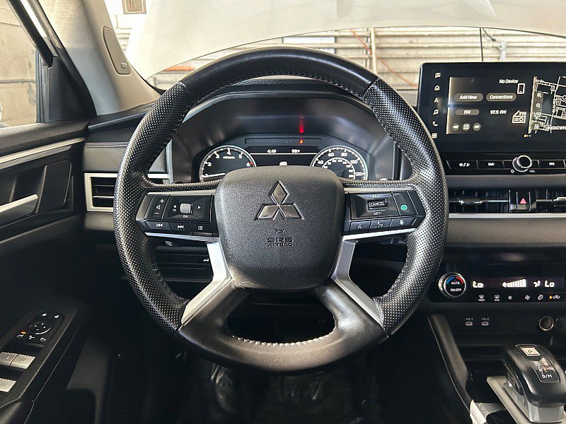 Used 2025 Mitsubishi Outlander SE FWD image 24