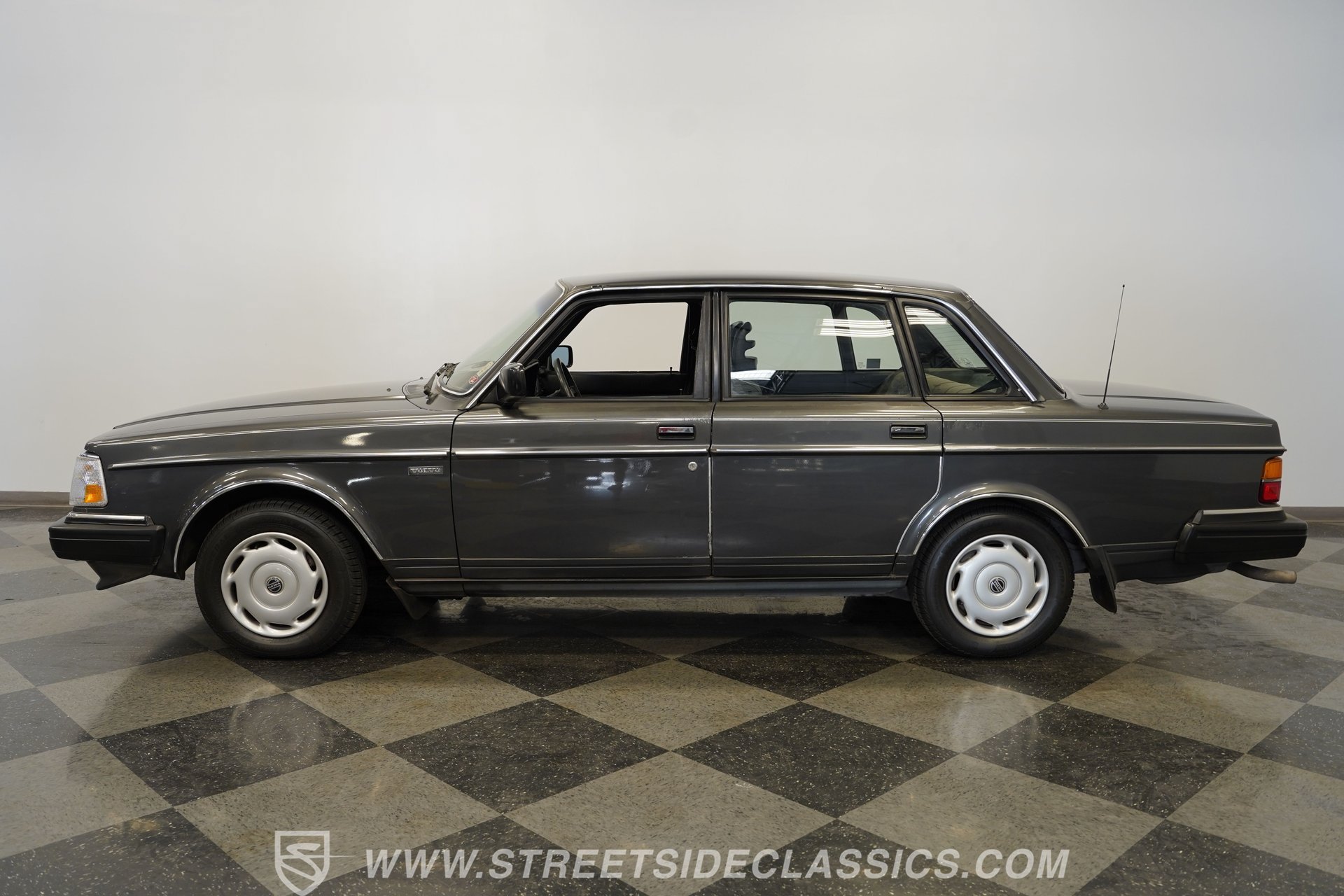 Used 1988 Volvo 240 Sedan RWD image 8
