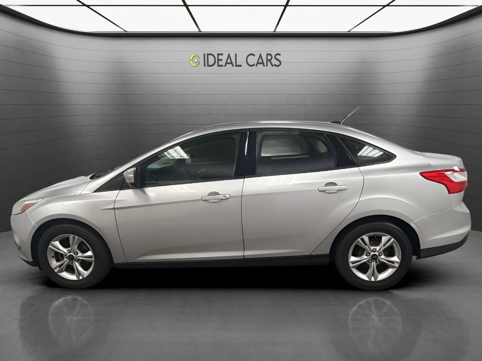 Used 2013 Ford Focus SE FWD image 2