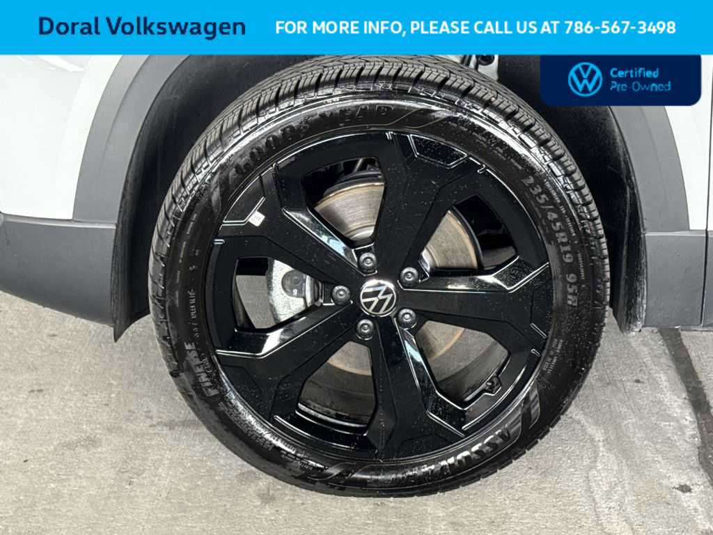 Used 2025 Volkswagen Taos SEL AWD/4WD image 11