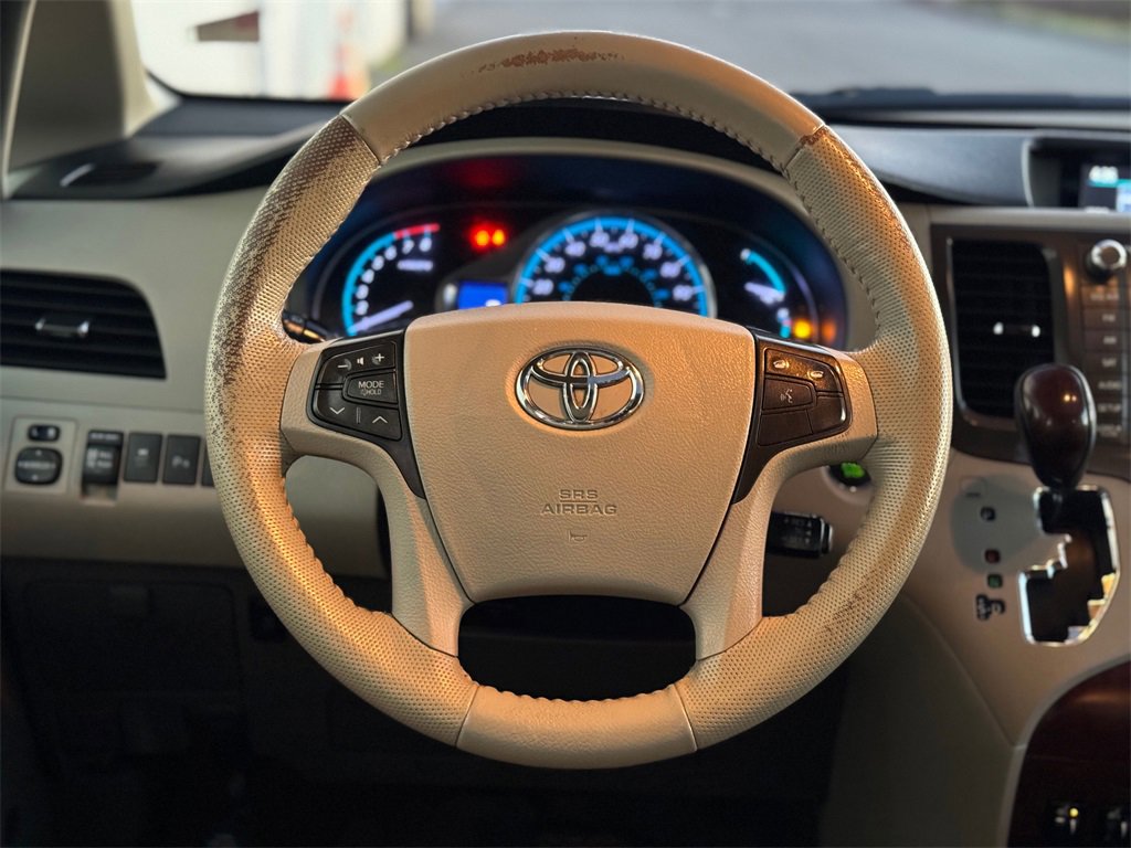 Used 2014 Toyota Sienna XLE image 14