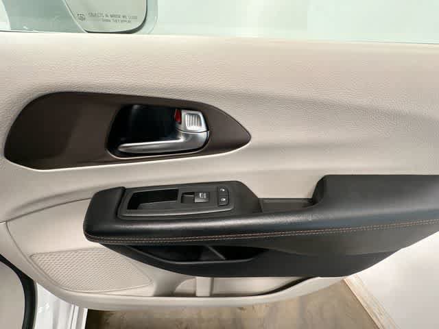 Used 2019 Chrysler Pacifica Touring-L FWD image 24