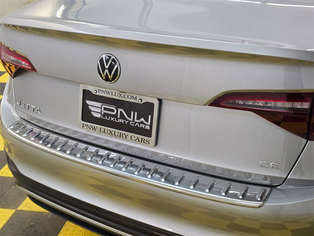 Used 2023 Volkswagen Jetta SE w/ Panoramic Sunroof Package image 13