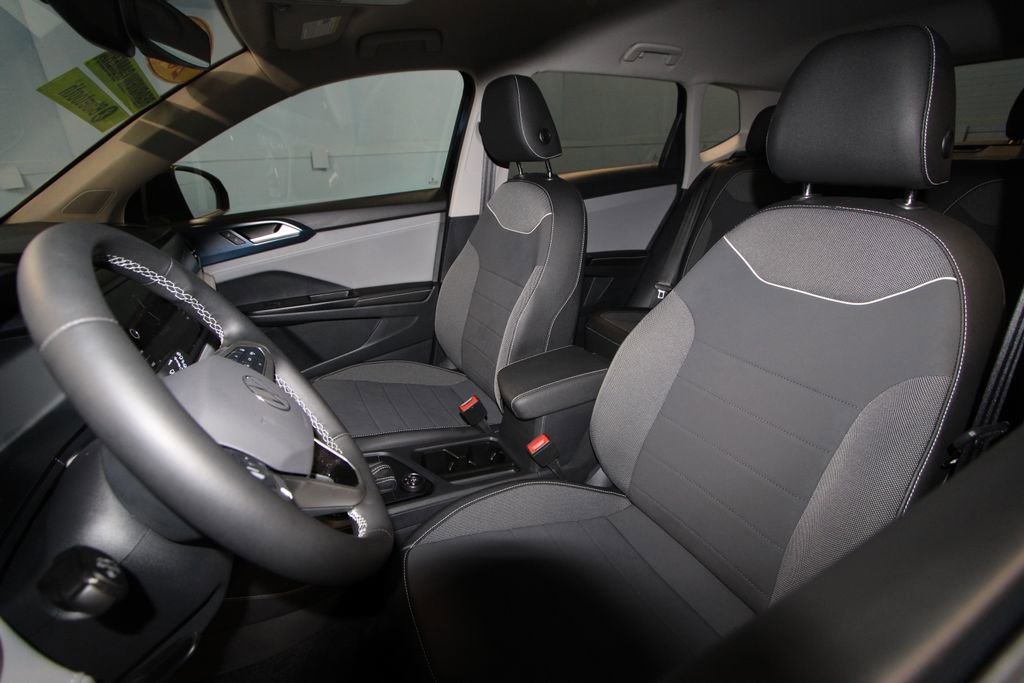 Used 2024 Volkswagen Taos SE image 4