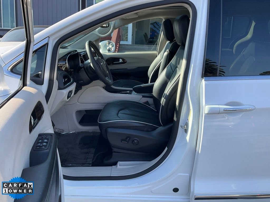Used 2022 Chrysler Pacifica Limited w/ Uconnect Theater Family Group image 14