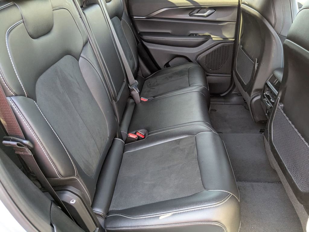 Used 2025 Jeep Grand Cherokee Altitude image 29