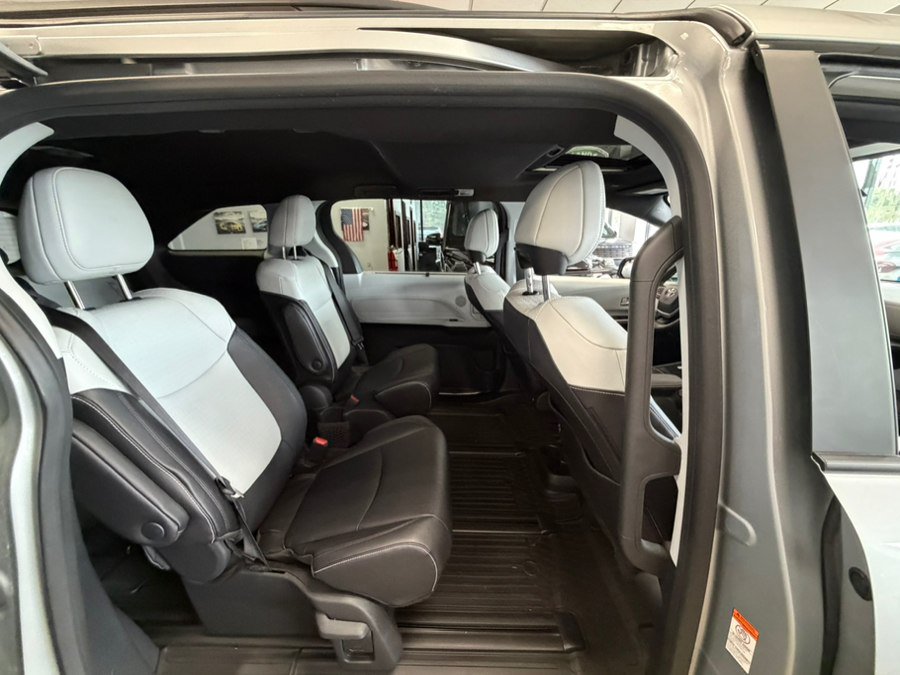 Used 2025 Toyota Sienna XSE FWD image 46