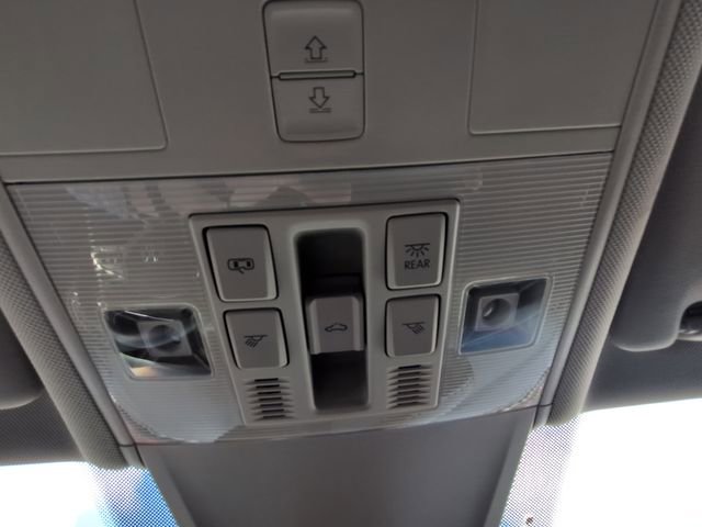 Used 2024 Volkswagen Tiguan SE w/ Panoramic Sunroof Package image 30