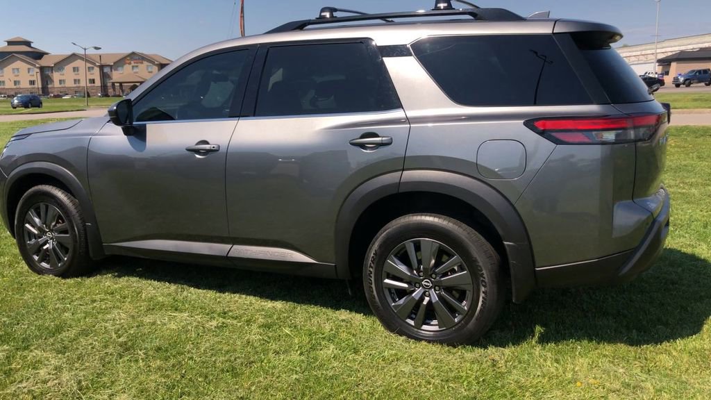 Used 2022 Nissan Pathfinder SV image 5