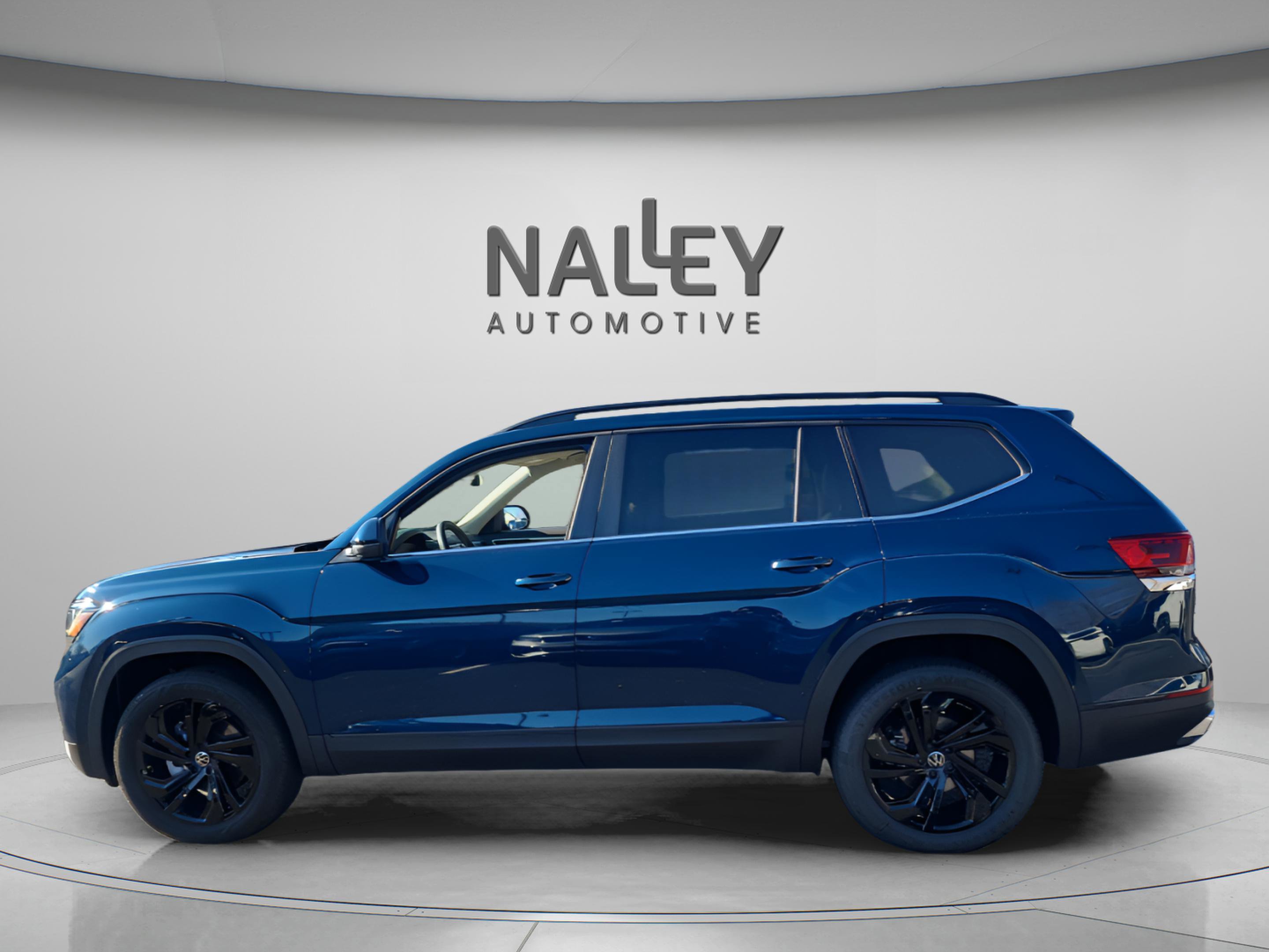 Used 2023 Volkswagen Atlas SE image 2