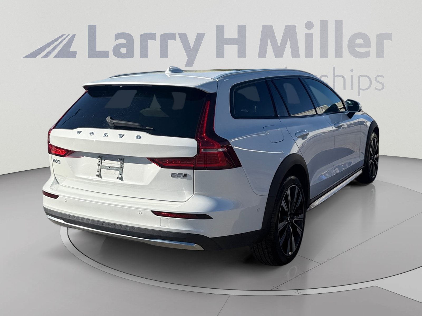 Used 2025 Volvo V60 B5 Cross Country Ultra AWD/4WD image 5