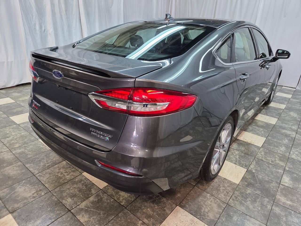 Used 2019 Ford Fusion Titanium FWD image 5