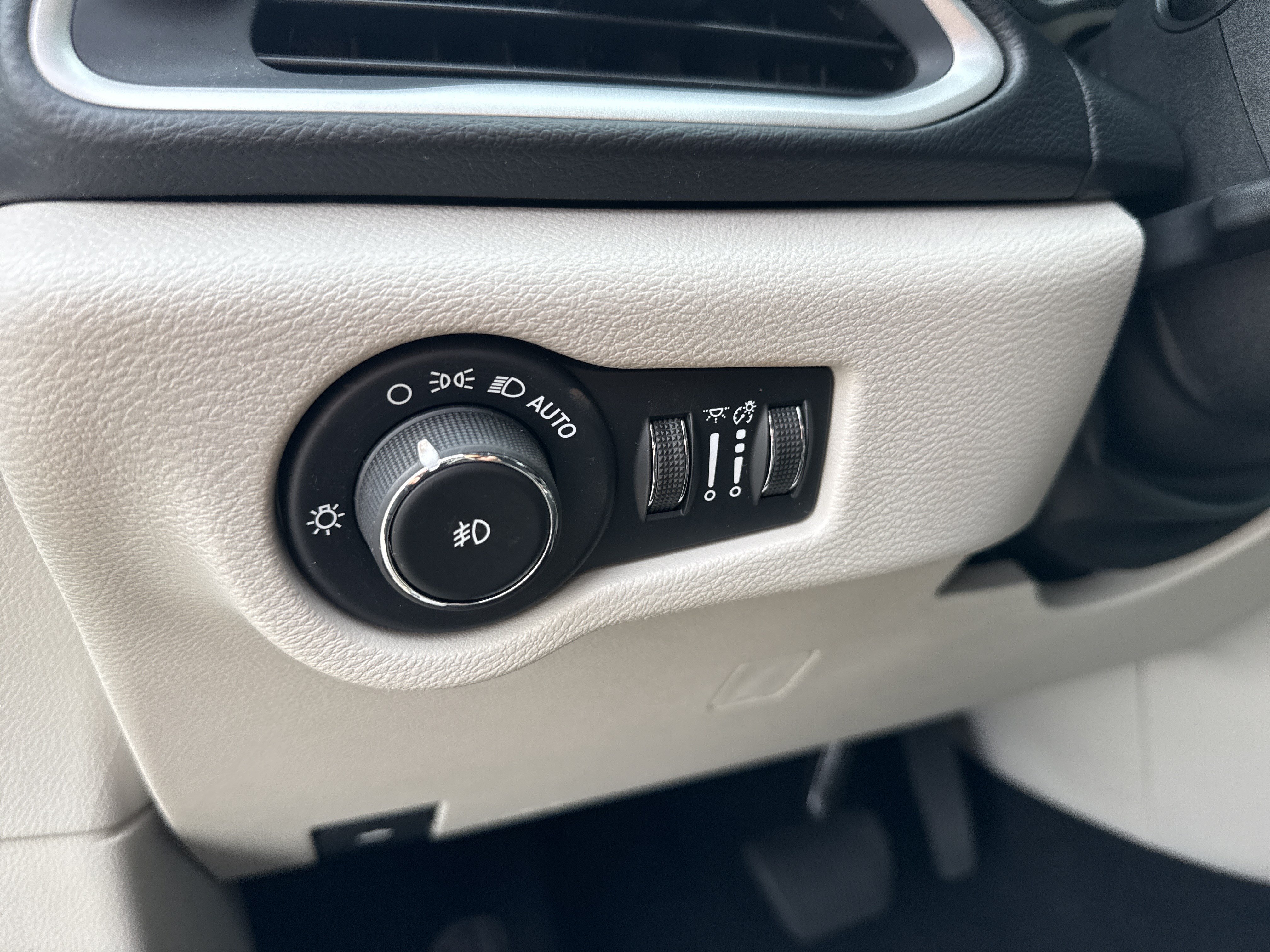 Used 2019 Chrysler Pacifica Touring Plus w/ Advanced Safetytec Group FWD image 32
