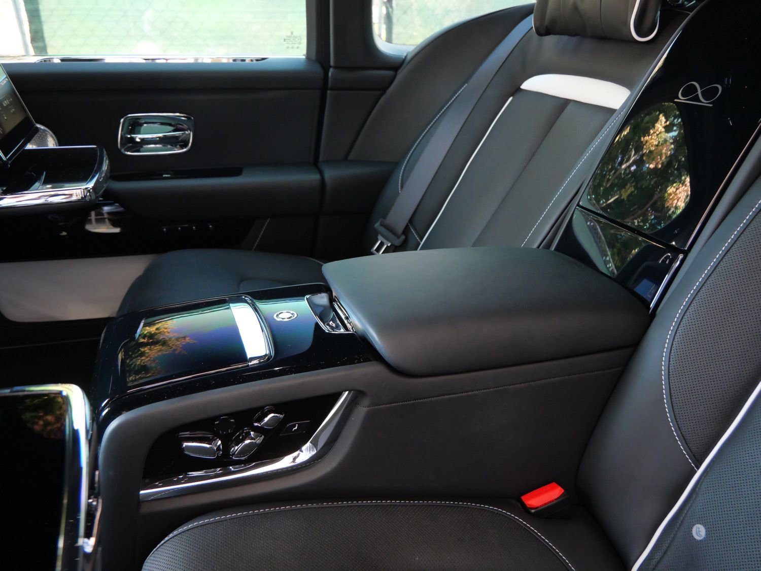 Used 2022 Rolls-Royce Cullinan Black Badge w/ Dark Exterior Package image 32