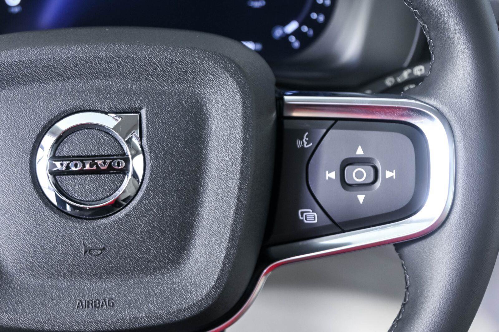 Certified 2024 Volvo XC40 B5 Plus w/ Protection Package Premier AWD/4WD image 11