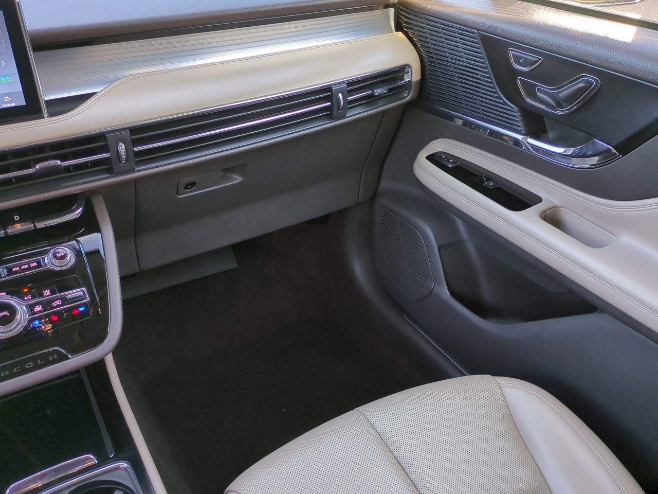 Used 2021 Lincoln Corsair AWD w/ Equipment Group 101A image 17