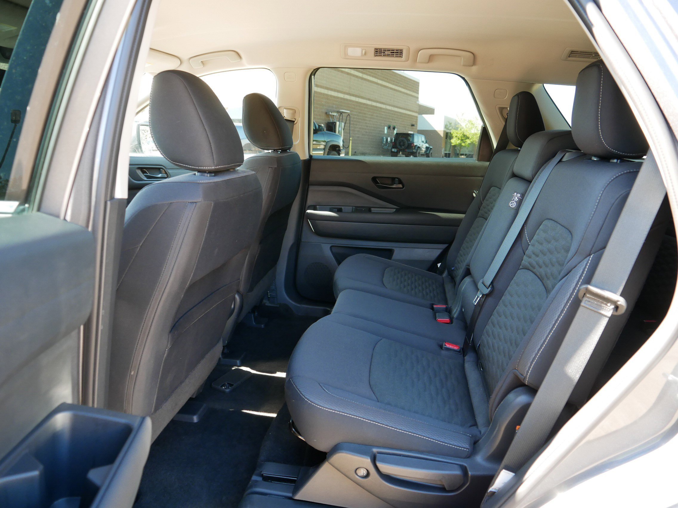 Used 2025 Nissan Pathfinder SV image 34