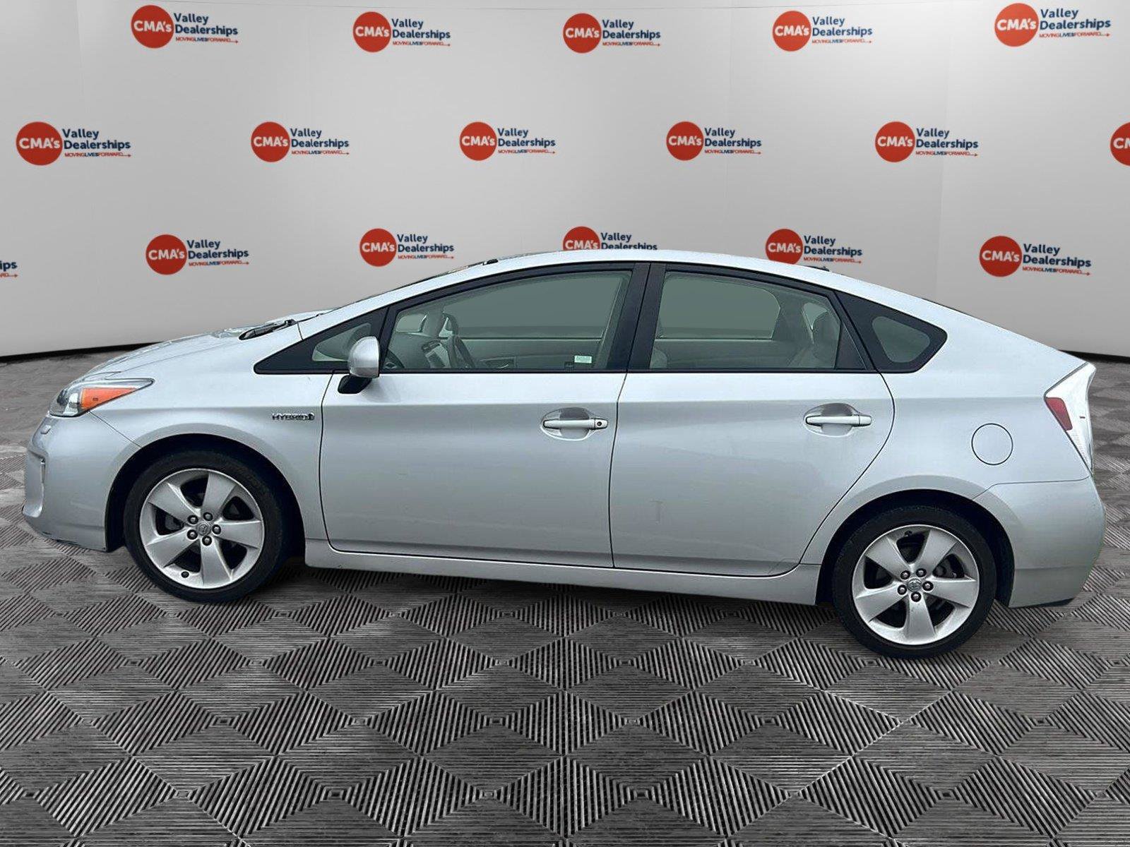 Used 2015 Toyota Prius Five FWD image 2