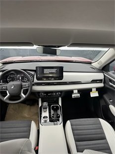 New 2025 Mitsubishi Outlander SE image 32