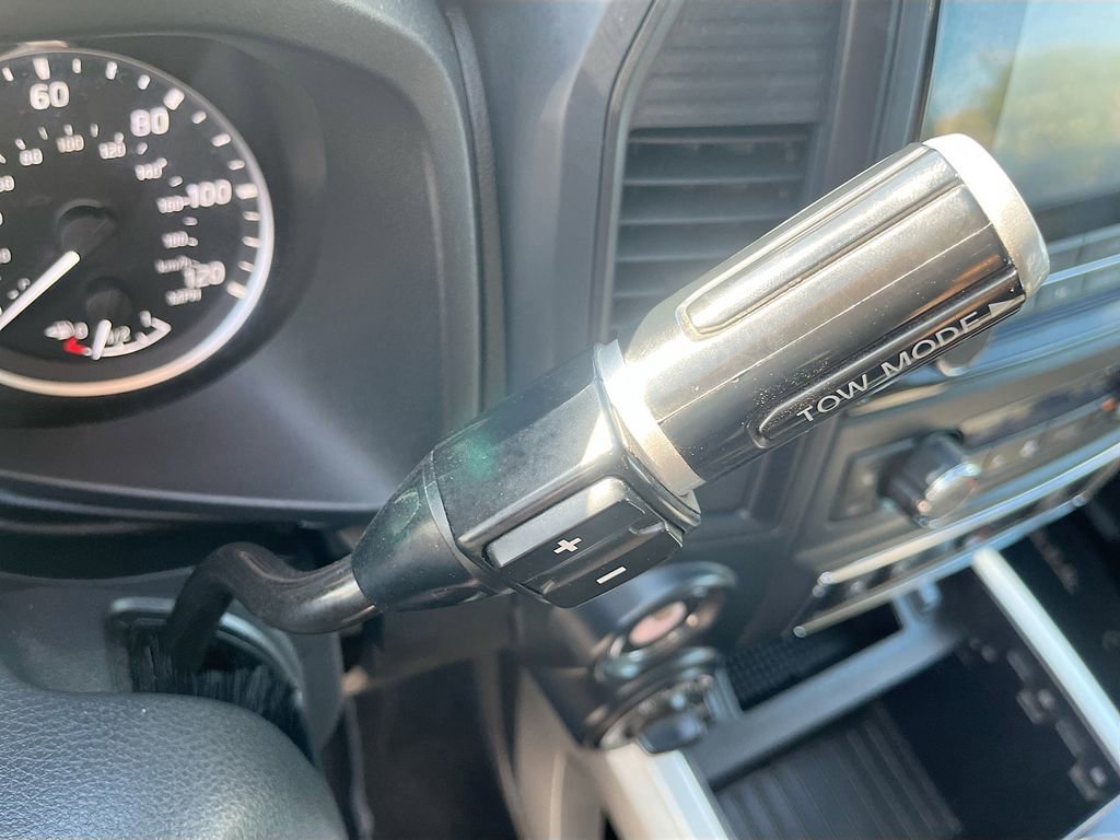 Used 2024 Nissan Titan SV w/ SV Convenience Package image 16