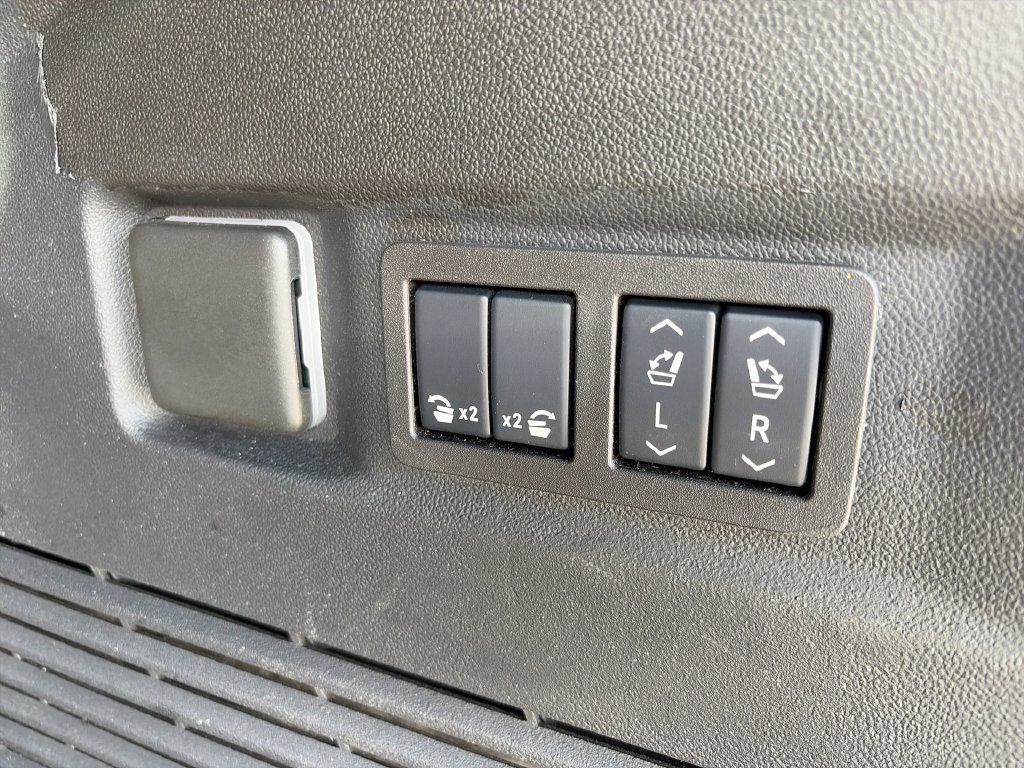 Used 2025 GMC Yukon Denali w/ Sun & Power Step Package AWD/4WD image 31