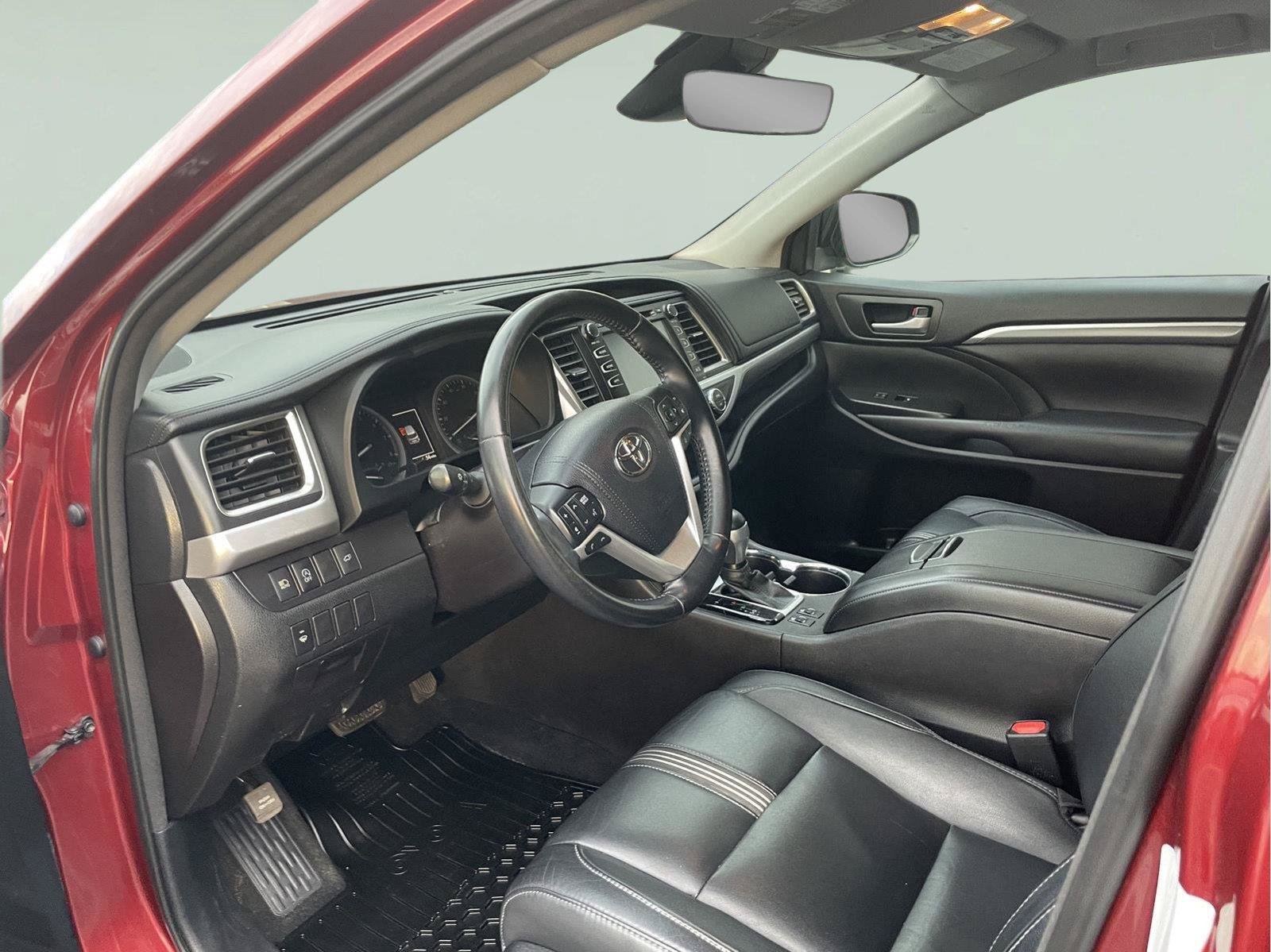 Used 2018 Toyota Highlander XLE AWD/4WD image 17