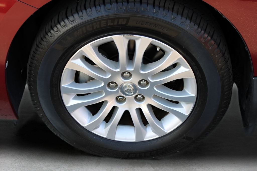 Used 2017 Toyota Sienna XLE w/ XLE Navigation Package FWD image 2