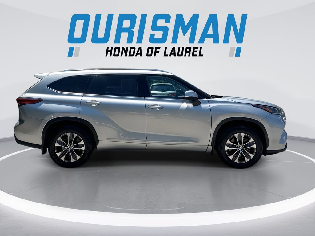 Used 2021 Toyota Highlander XLE AWD/4WD image 9