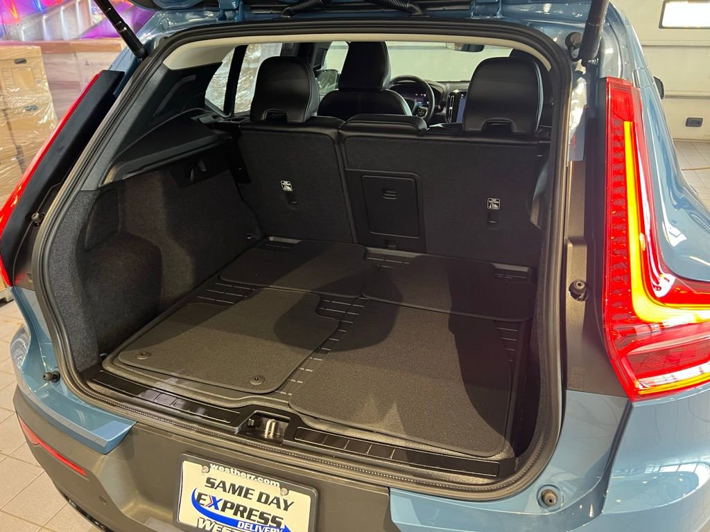 Used 2024 Volvo XC40 B5 Core AWD/4WD image 8