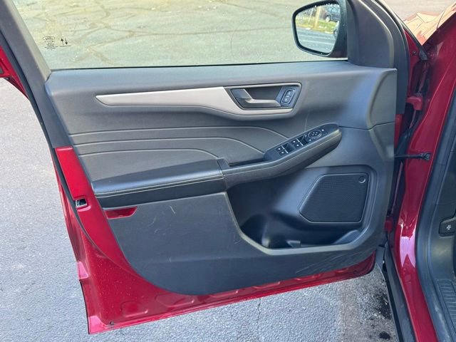 Used 2022 Ford Escape SE w/ SE Sport Appearance Package image 13