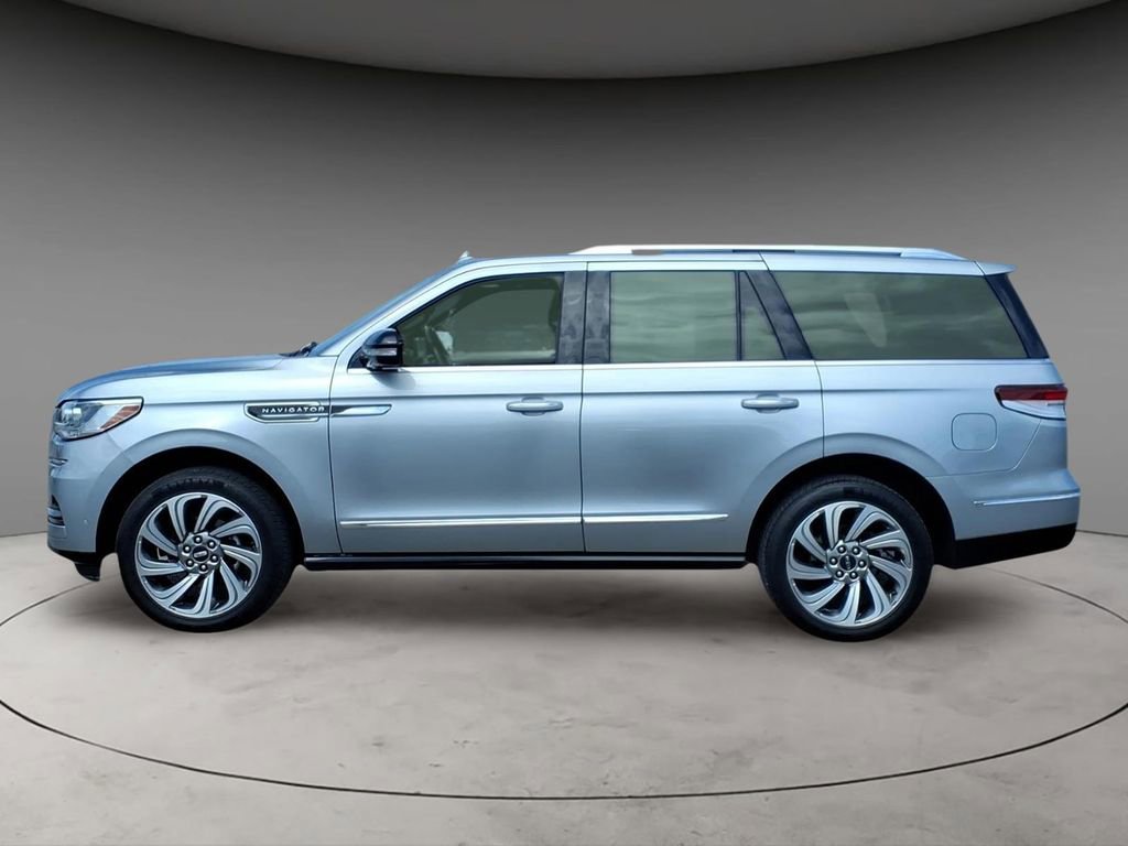 Used 2023 Lincoln Navigator Reserve image 2