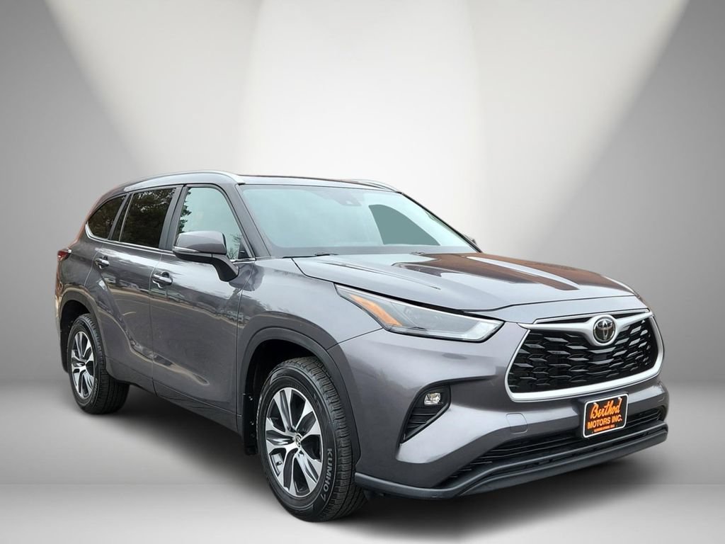 Used 2024 Toyota Highlander XLE AWD/4WD image 1