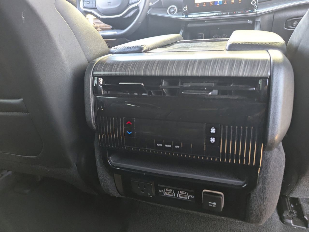 Used 2023 Jeep Wagoneer L Series II image 15