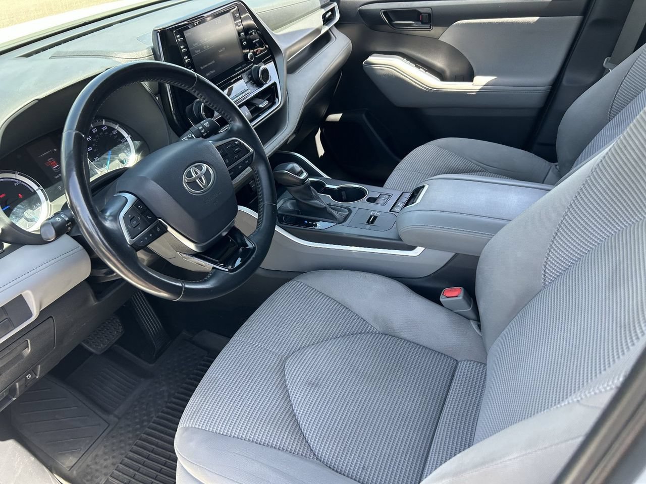 Used 2021 Toyota Highlander LE FWD image 26