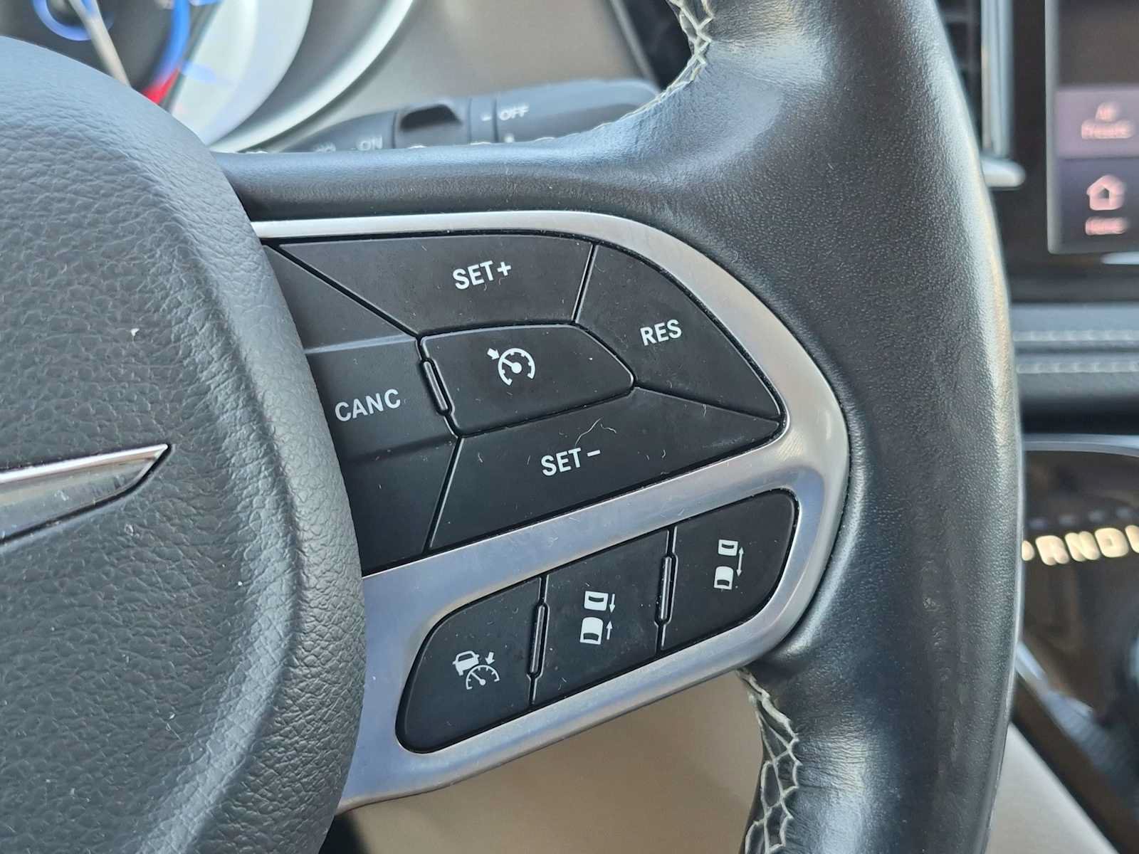 Used 2021 Chrysler Pacifica Touring-L FWD image 23