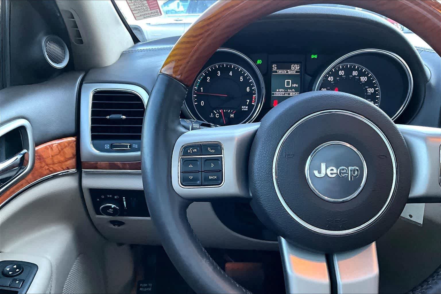 Used 2013 Jeep Grand Cherokee Overland w/ Advance Technology Group AWD/4WD image 25