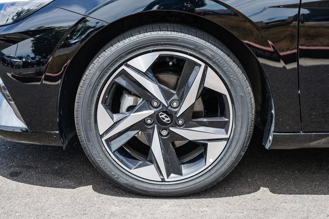 Certified 2022 Hyundai Elantra Limited FWD image 11