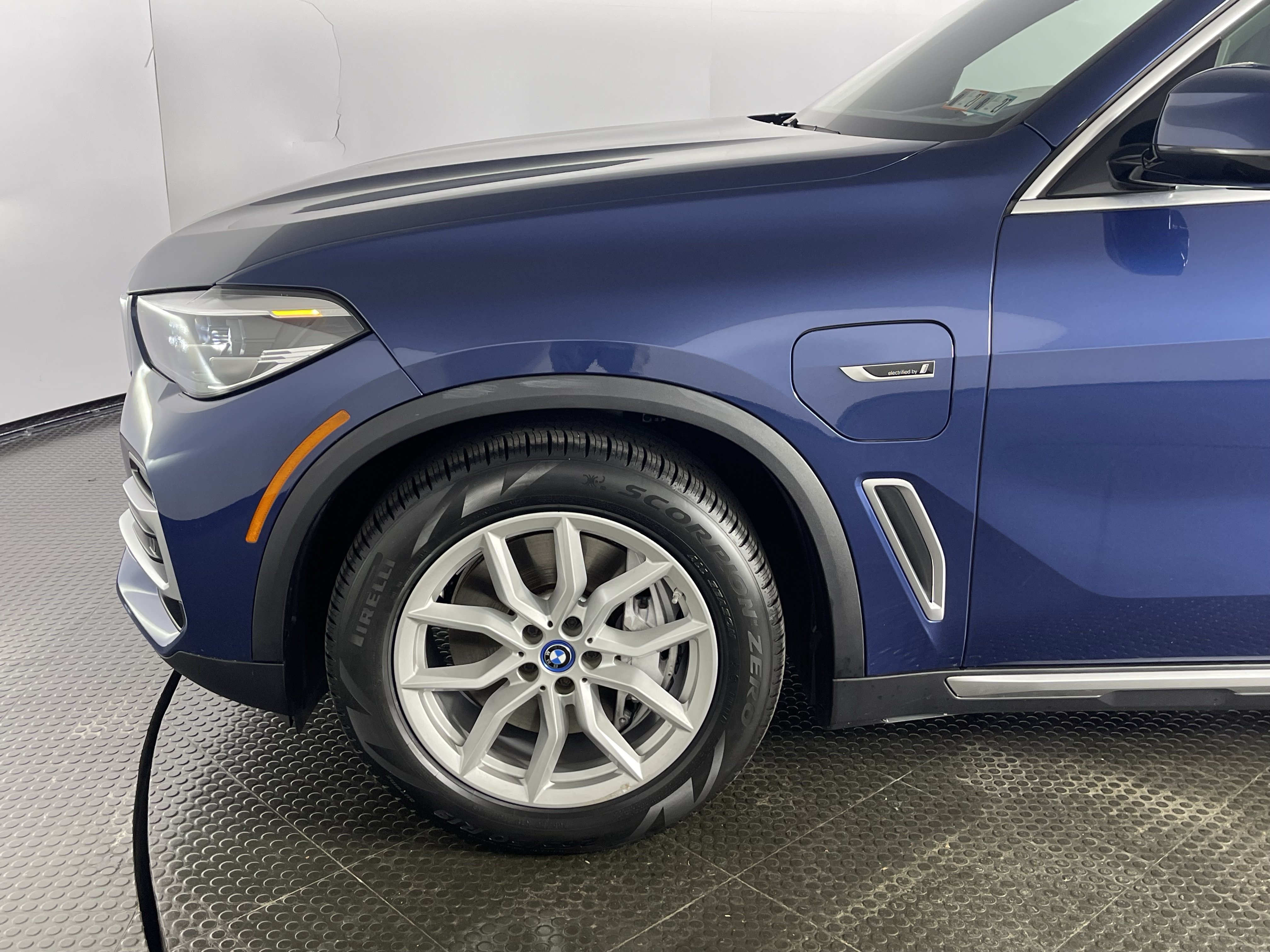 Used 2022 BMW X5 xDrive45e w/ Premium Package AWD/4WD image 4