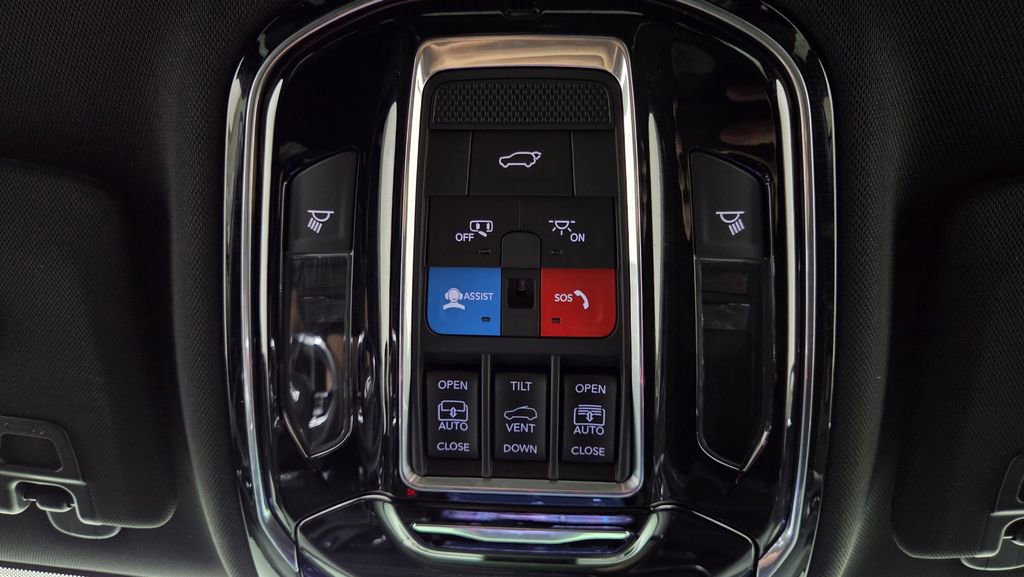 Used 2023 Jeep Grand Cherokee Overland w/ Luxury Tech Group IV AWD/4WD image 30